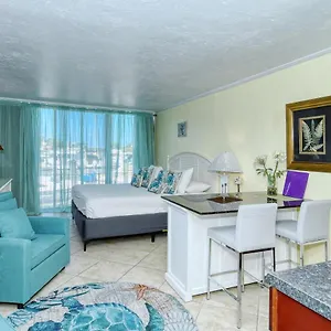 Waterfront Room, Heated Pool, Tiki Bar & Grill Aparthotel